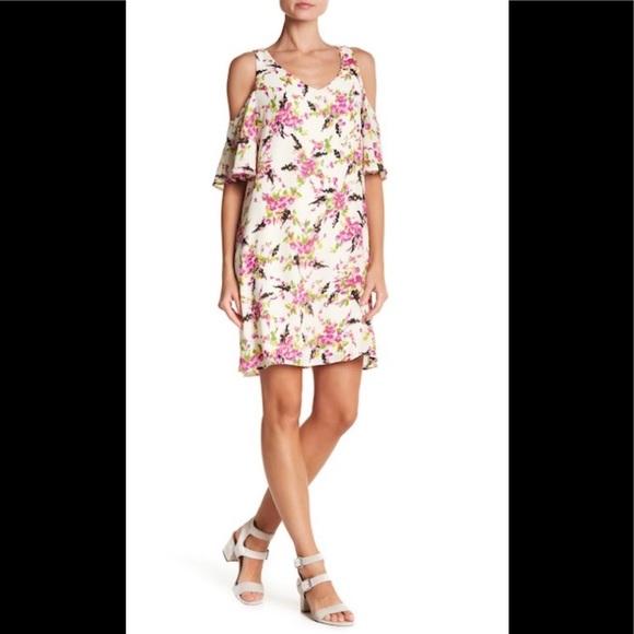 bobeau Dresses & Skirts - Bobeau • Cold Shoulder Floral Dress •